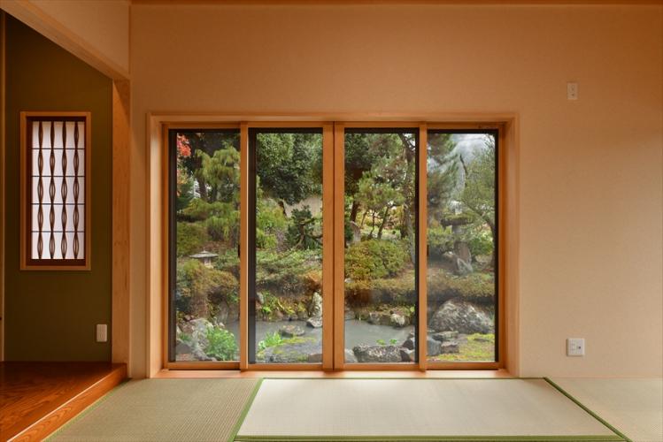 『日本庭園を眺める平屋ハウス』
